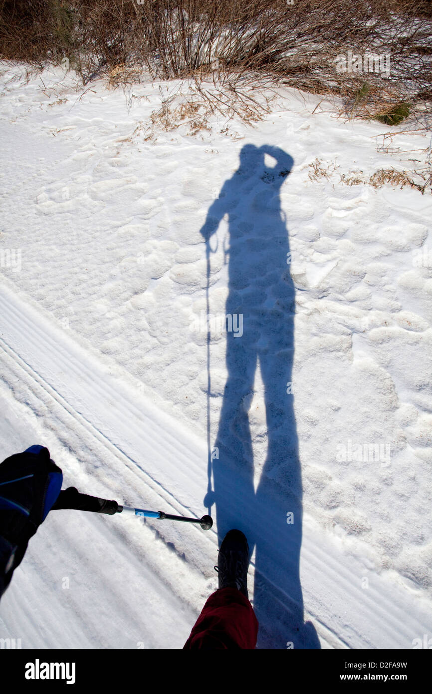 Schatten der Kletterer in Schneefeld Stockfoto