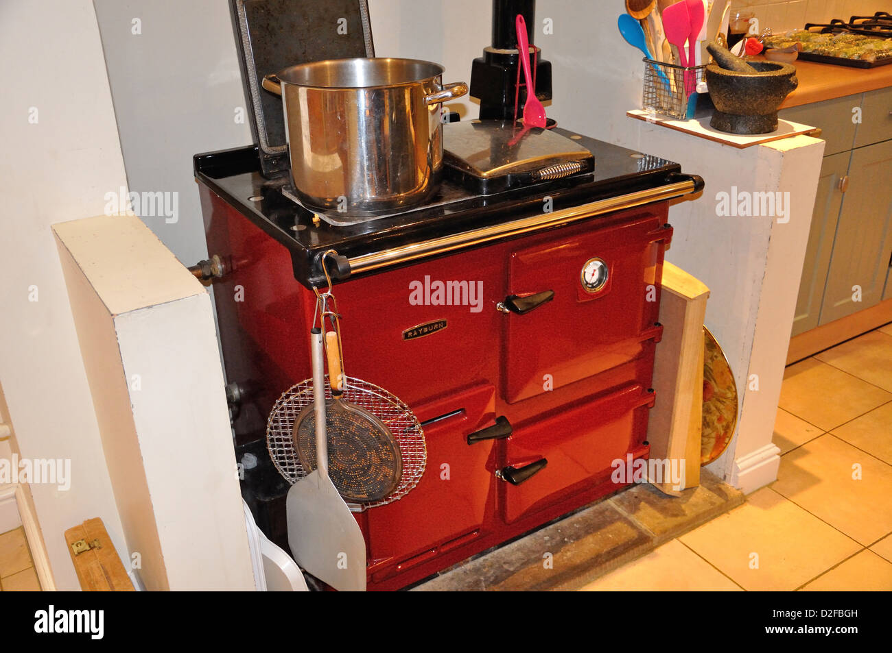 Rayburn warf eisernen Ofen in Landhausküche, Sandford auf Thames, Oxfordshire, England, Vereinigtes Königreich Stockfoto