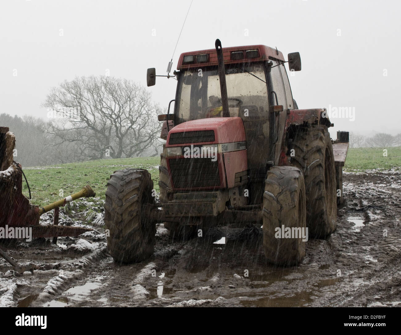 Eine landwirtschaftliche Zugmaschine abgestellt im Feld Bauern im