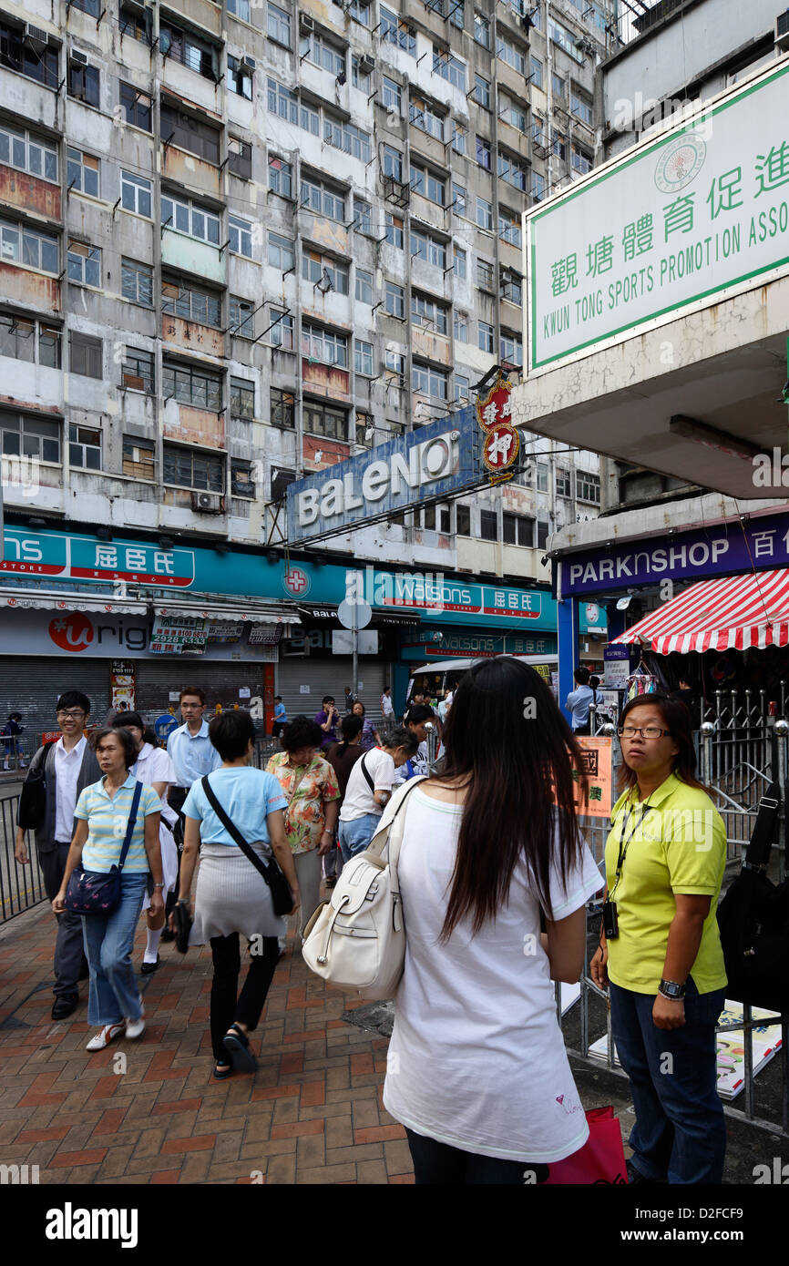 Hong Kong, China, Straßenszene und verfallene Wohngebäude in Kwun Tong Stockfoto