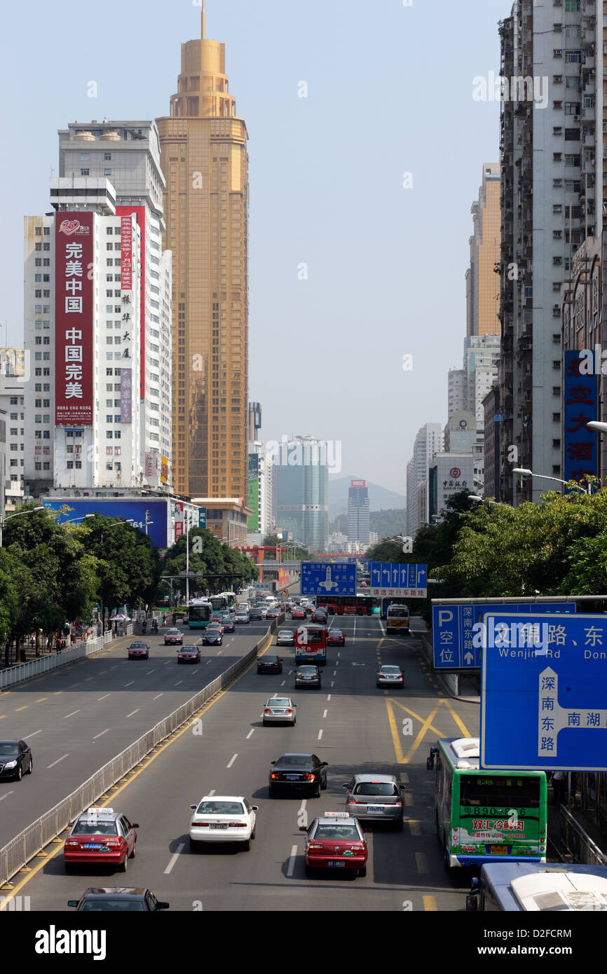 Shenzhen, China, fahren Autos auf der mehrspurigen Hauptstraße Stockfoto