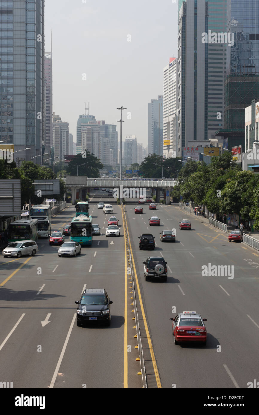 Shenzhen, China, fahren Autos auf der mehrspurigen Hauptstraße Stockfoto