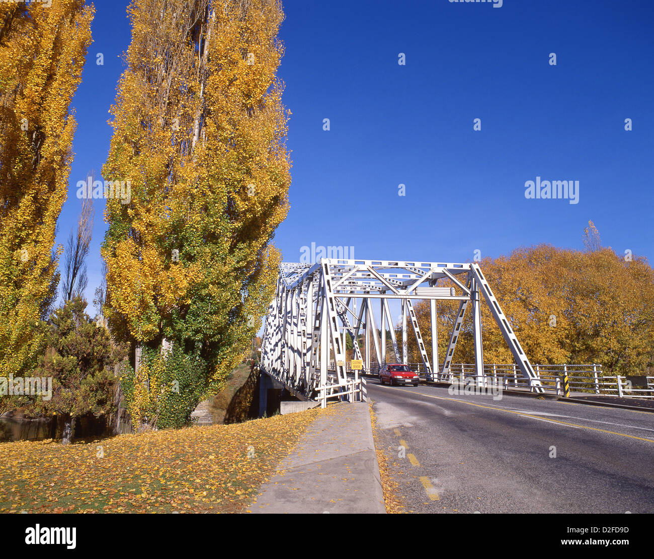Steel truss Bogenbrücke im Herbst, Alexandra, Central Otago Bezirk, Region Otago, Südinsel, Neuseeland Stockfoto