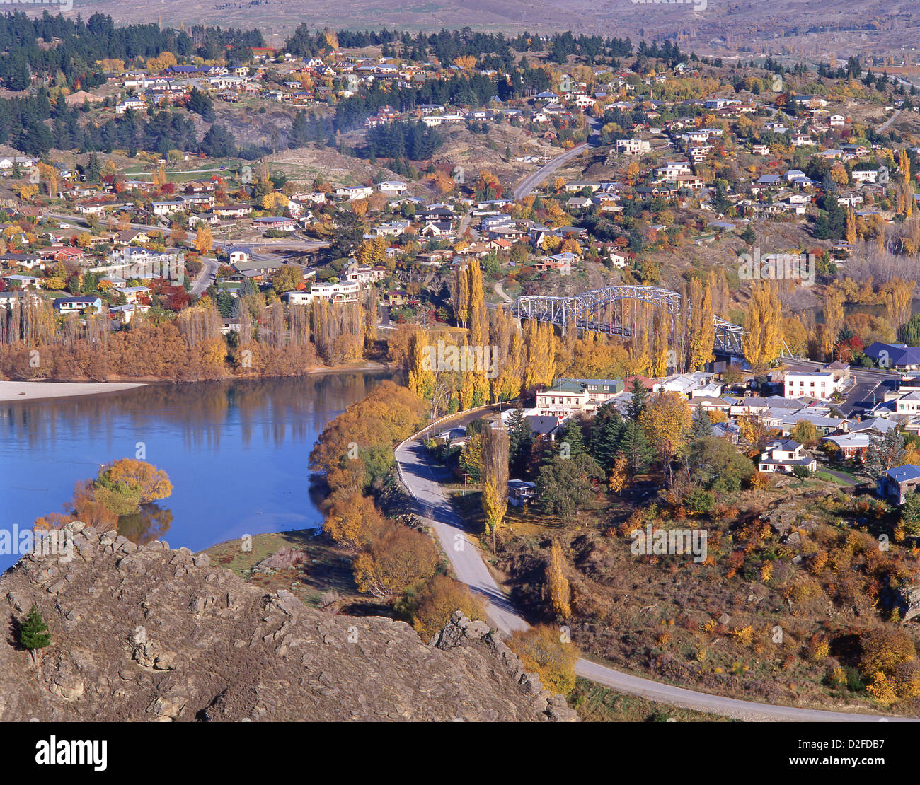 Blick auf Stadt und Clutha River in Herbstfarben, Alexandra, Central Otago District, Otago Region, Südinsel, Neuseeland Stockfoto