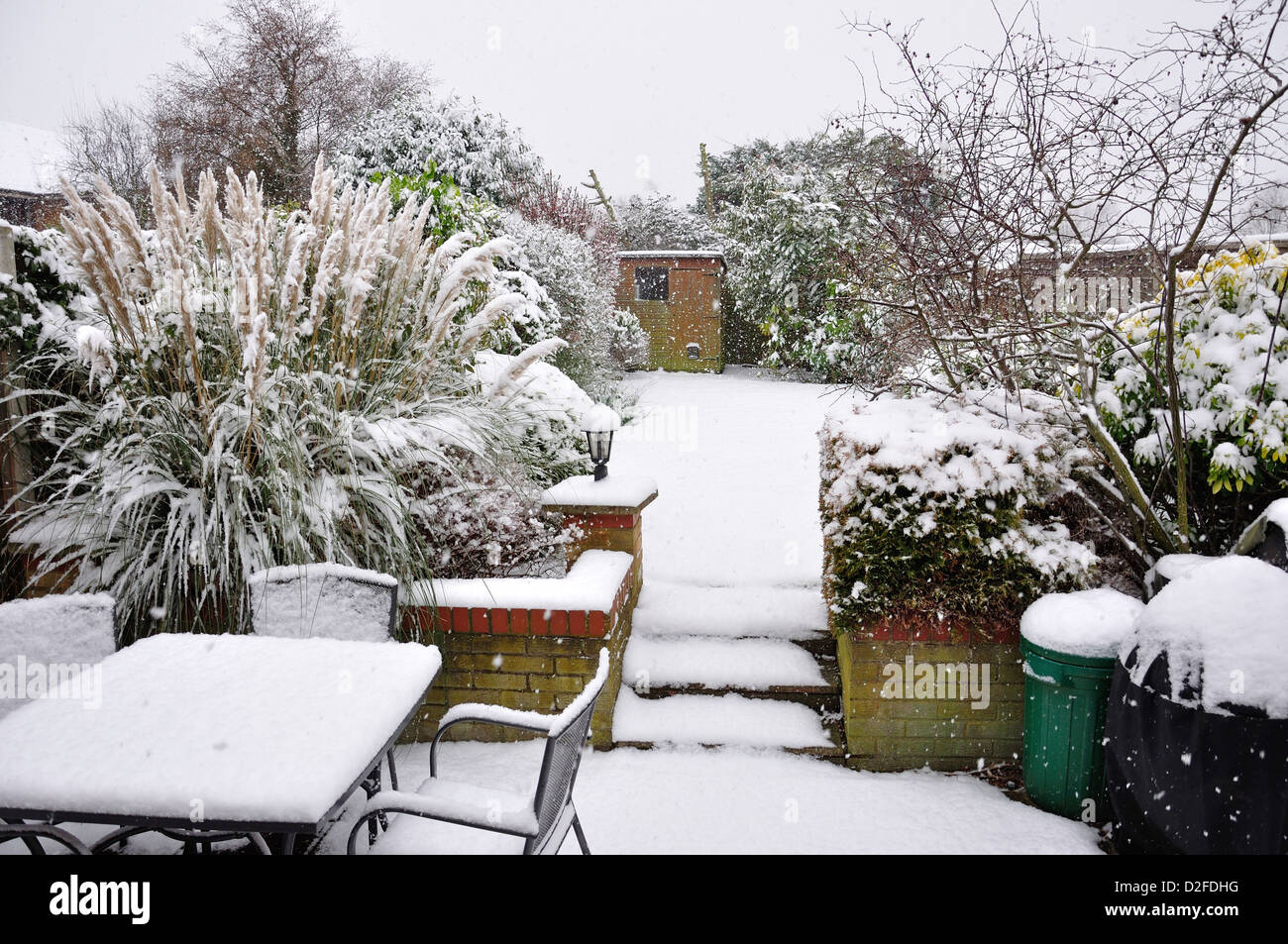 Kleiner Garten in Schnee bedeckt, Stanwell Moor, Surrey, England, Vereinigtes Königreich Stockfoto