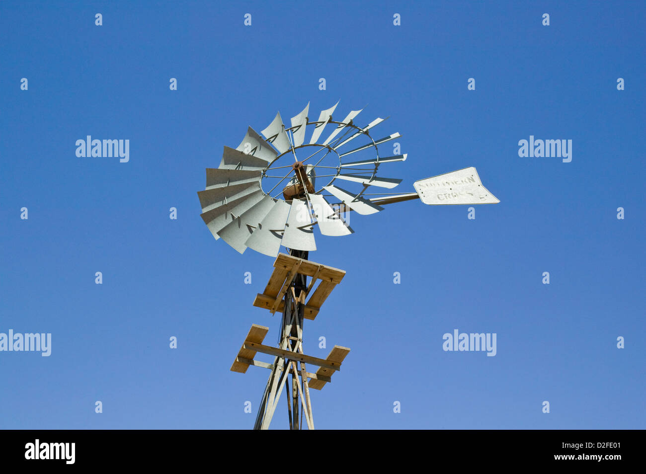 Australien, Outback New South Wales, Kinchega Nationalpark, Menindee, alte Windmühle am alten Kinchega Homestead Stockfoto