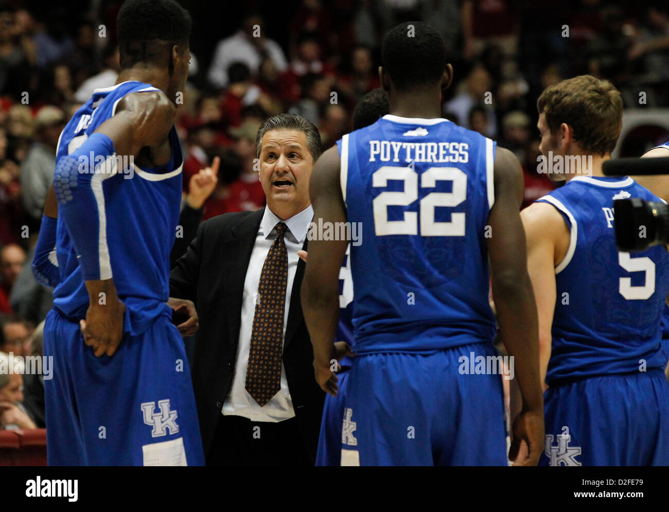 22. Januar 2013 - Tuscaloosa, AL, USA - Kentucky Wildcats Cheftrainer John Calipari das Team während einer Auszeit Rallye versucht wie Alabama Kentucky 59-55 auf Dienstag, 22. Januar 2013 in Tuscaloosa, AL. Foto von Mark Cornelison schlagen | Personal (Kredit-Bild: © Lexington Herald-Leader/ZUMAPRESS.com) Stockfoto