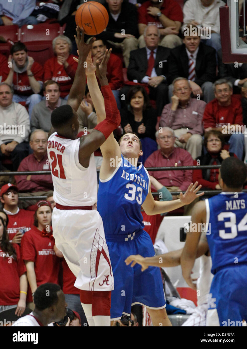 22. Januar 2013 - Tuscaloosa, AL, USA - Alabama Crimson Tide bewachen Rodney Cooper (21) legte in einem Schuss über Kentucky Wildcats leiten Sie Kyle Wiltjer (33), wie Alabama in Tuscaloosa, AL. Foto von Mark Cornelison Kentucky 59-55 auf Dienstag, 22. Januar 2013 schlagen | Personal (Kredit-Bild: © Lexington Herald-Leader/ZUMAPRESS.com) Stockfoto