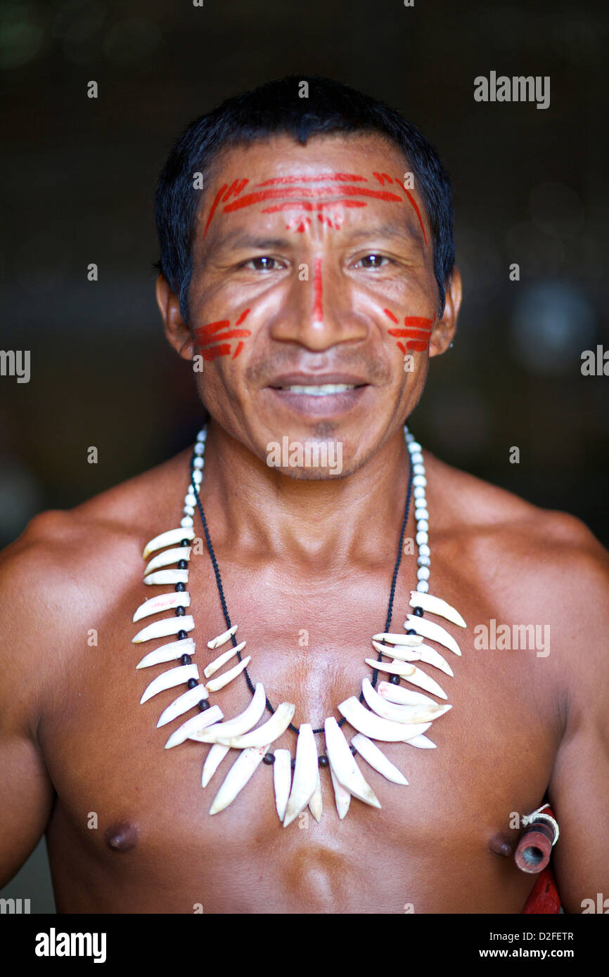 Porträt eines lokalen amazonischen indigenen einheimischen außerhalb von Manaus, Brasilien Stockfoto