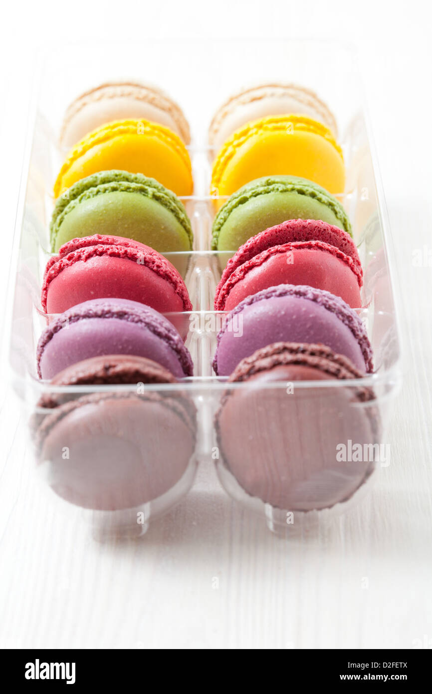 Auswahl an bunten Macarons im Tray auf hellem Hintergrund Stockfoto