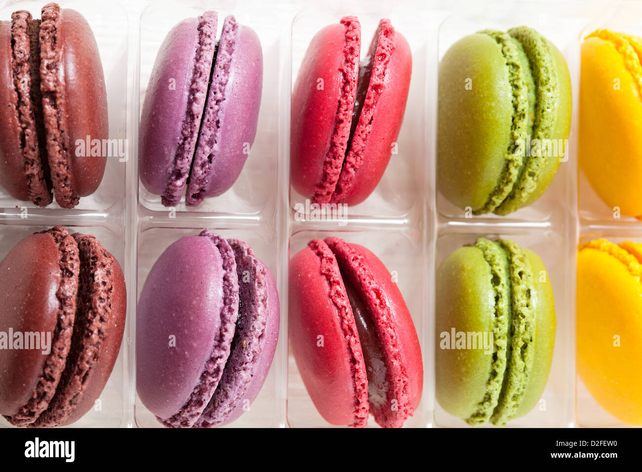 Nahaufnahme des Sortiments der bunten Macarons im Tray auf hellem Hintergrund Stockfoto