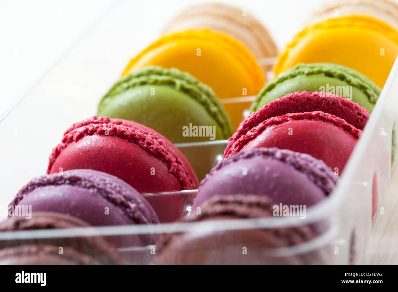 Nahaufnahme des Sortiments der bunten Macarons im Tray auf hellem Hintergrund Stockfoto