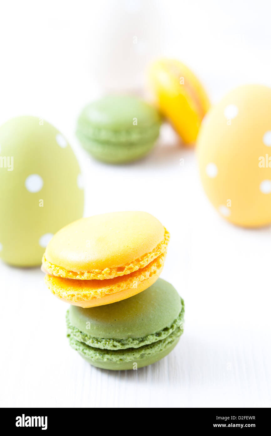 Nahaufnahme von bunten Macarons und Ostereier auf hellem Hintergrund Stockfoto