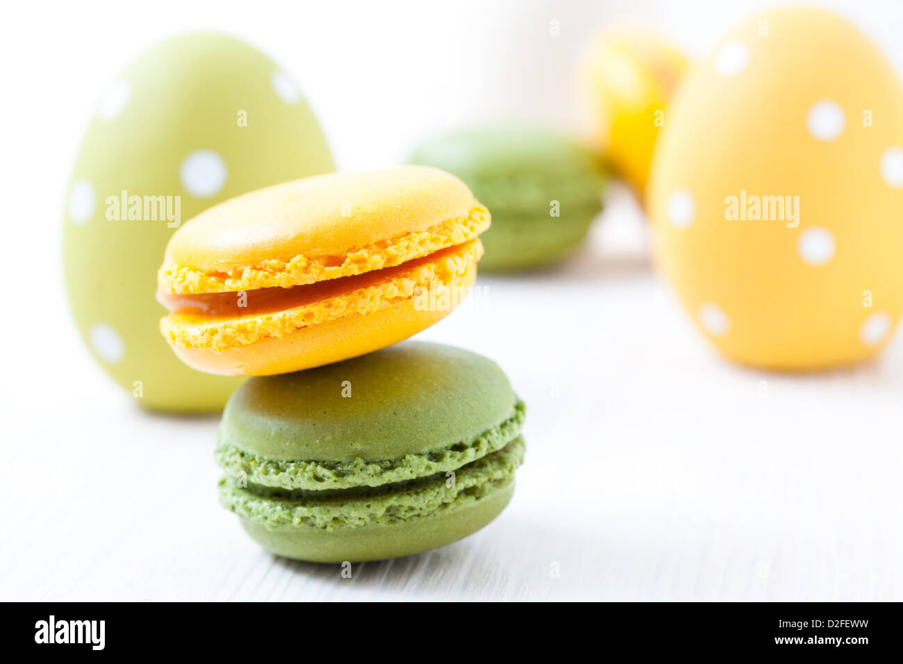 Nahaufnahme von bunten Macarons und Ostereier auf hellem Hintergrund Stockfoto