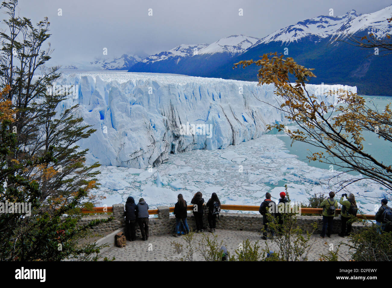 Touristen am Perito Moreno Gletscher, Nationalpark Los Glaciares, Patagonien, Argentinien Stockfoto