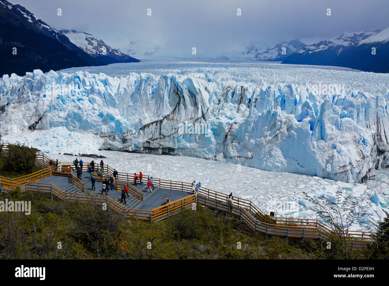 Touristen am Perito Moreno Gletscher, Nationalpark Los Glaciares, Patagonien, Argentinien Stockfoto