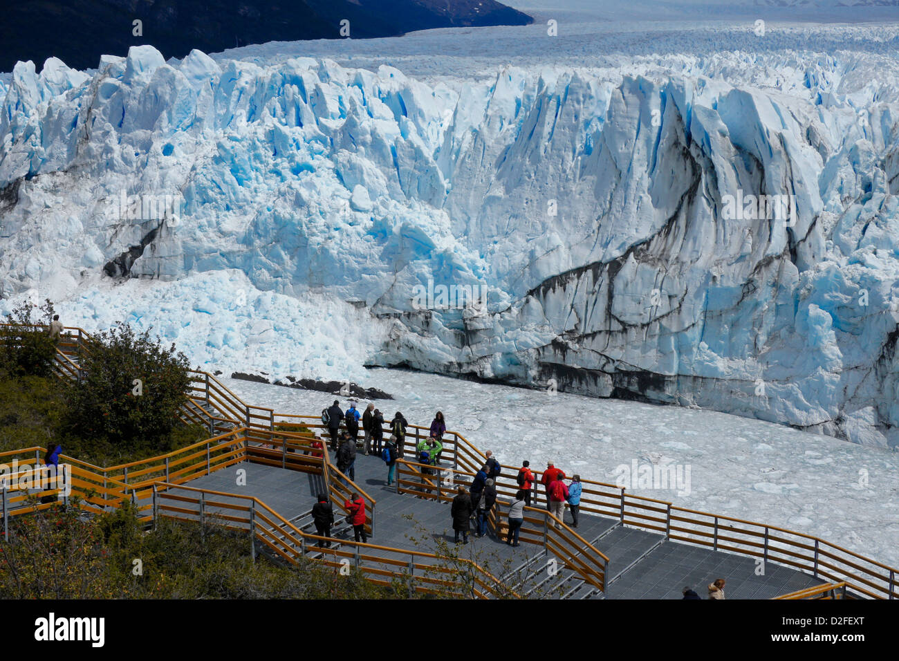Touristen am Perito Moreno Gletscher, Nationalpark Los Glaciares, Patagonien, Argentinien Stockfoto