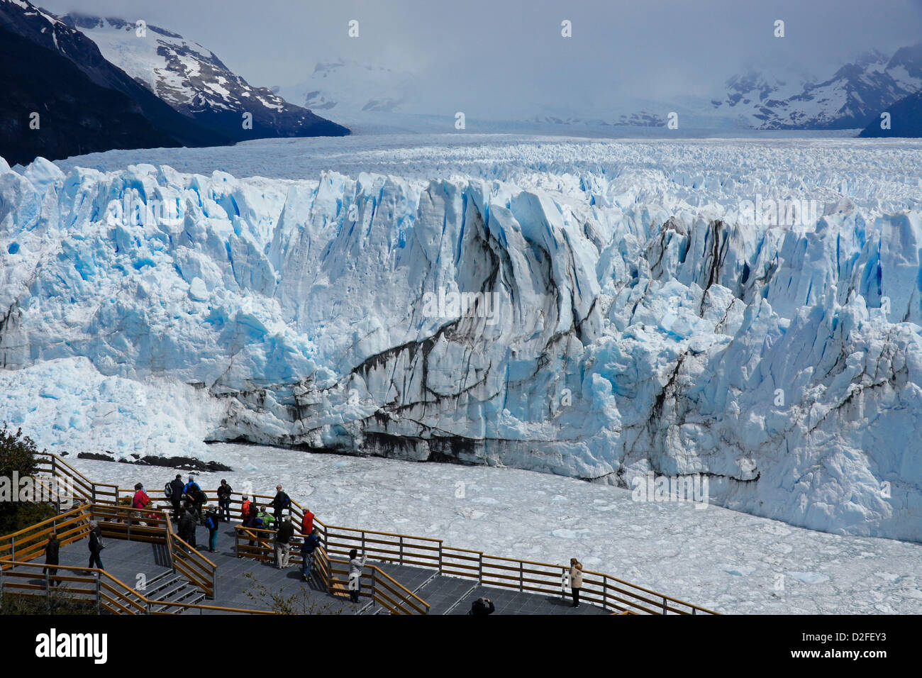 Touristen am Perito Moreno Gletscher, Nationalpark Los Glaciares, Patagonien, Argentinien Stockfoto