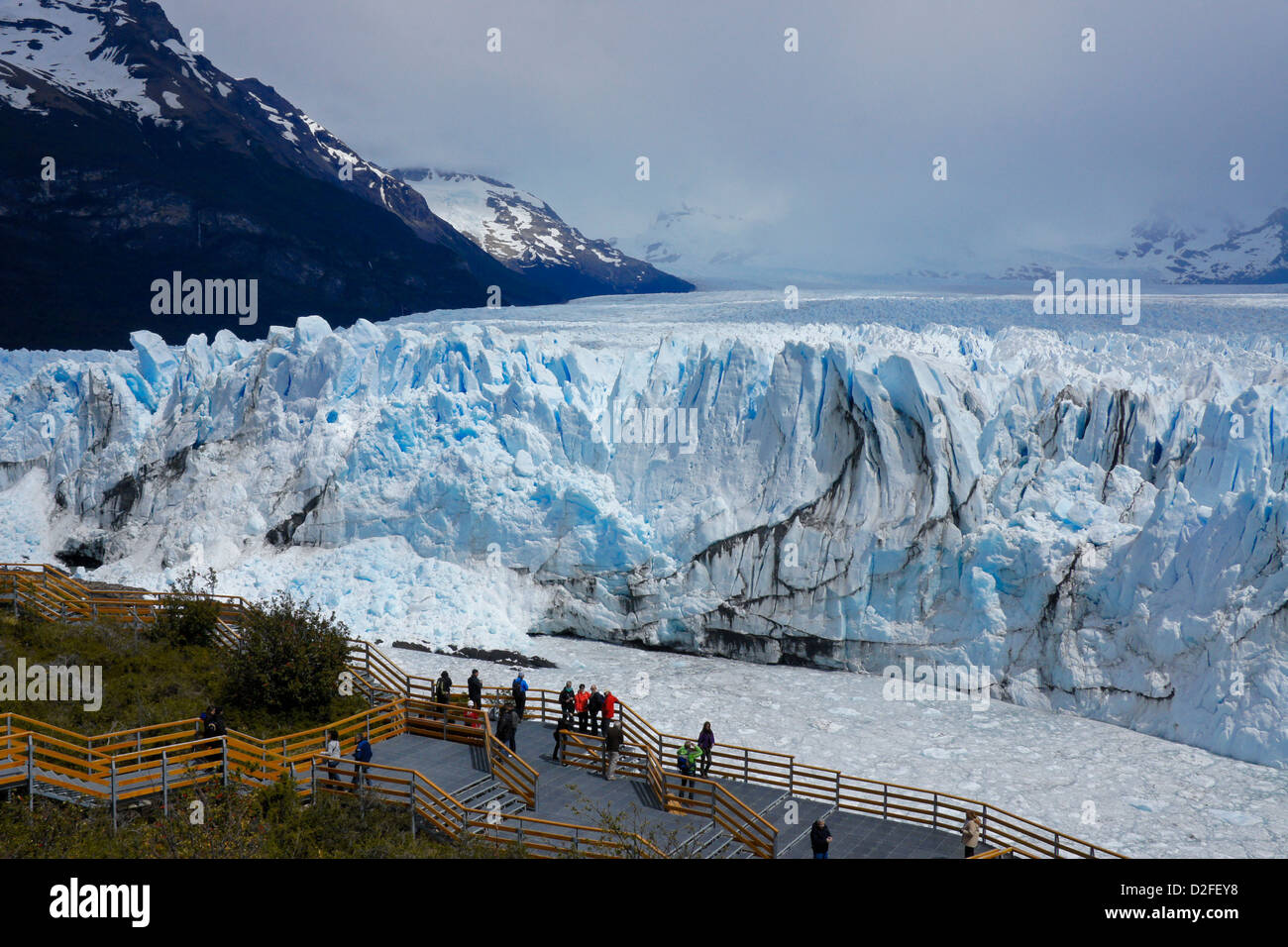 Touristen am Perito Moreno Gletscher, Nationalpark Los Glaciares, Patagonien, Argentinien Stockfoto