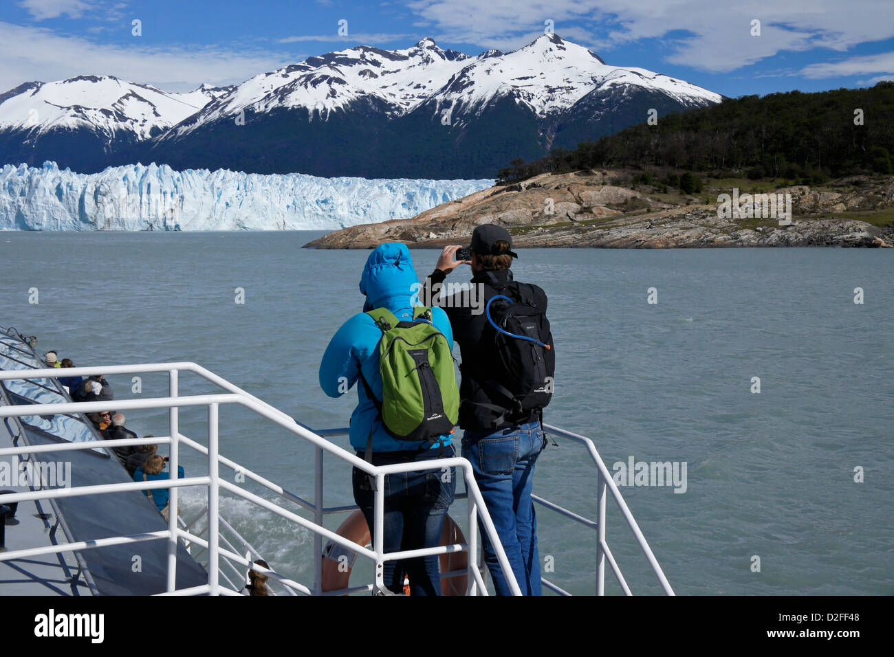 Touristen auf Kreuzfahrtschiff an der Südwand des Perito Moreno Gletscher, Nationalpark Los Glaciares, Patagonien, Argentinien Stockfoto