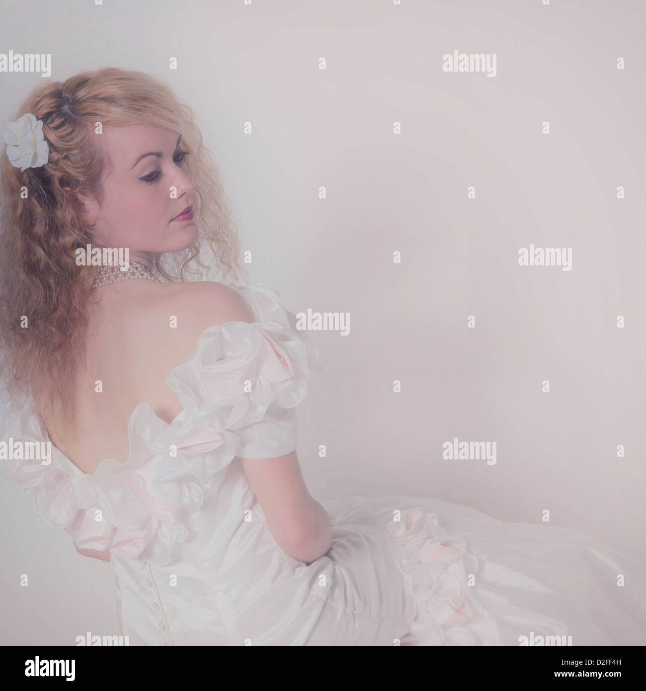 eine schöne Frau in einem romantischen weißen Kleid Stockfoto