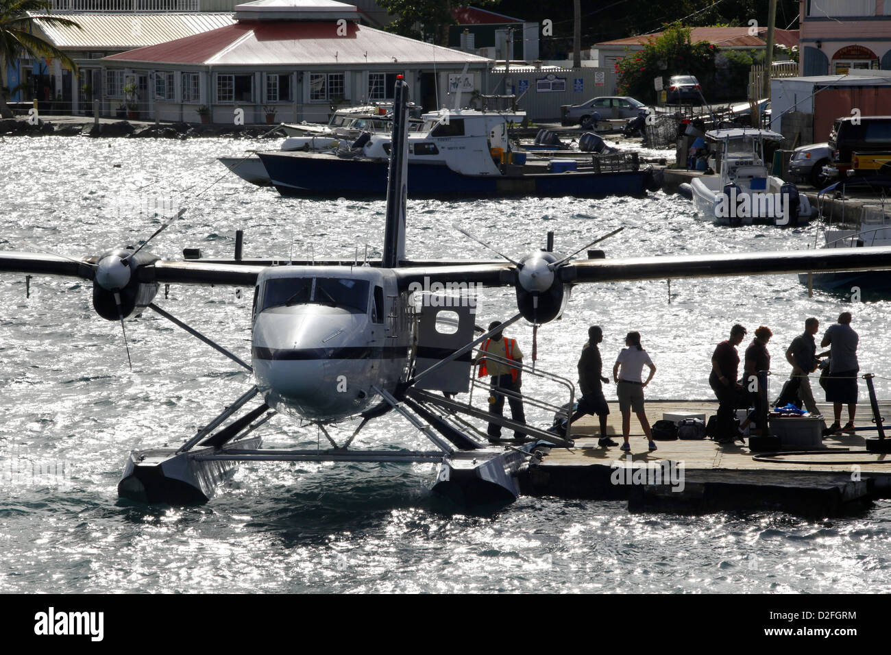 Passagiere aussteigen Seaborne Airlines Wasserflugzeug, Charlotte Amalie, St. Thomas, Amerikanische Jungferninseln, Karibik Stockfoto