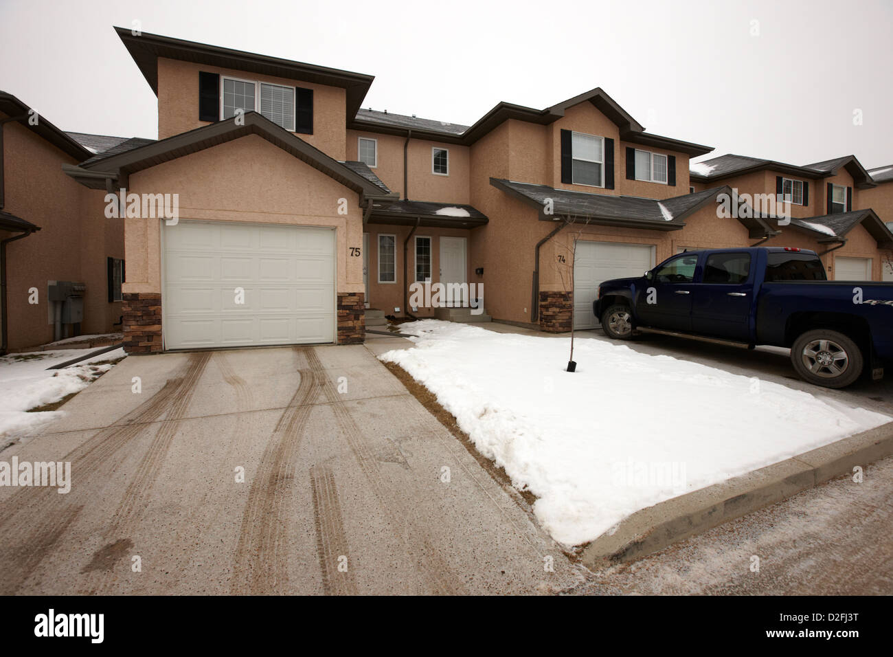 Eigentumswohnungen mit Schnee geräumt von Straßen und Einfahrten Saskatoon Saskatchewan Kanada Stockfoto
