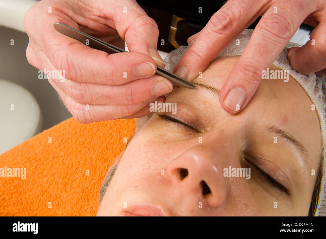 Frau Augenbraue ist in einem Schönheitssalon enthaart. Stockfoto