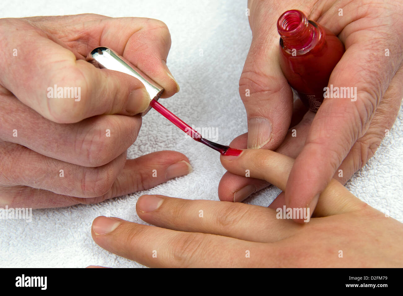 Eine Frau Fingernägel sind in einem Schönheitssalon poliert werden Stockfoto