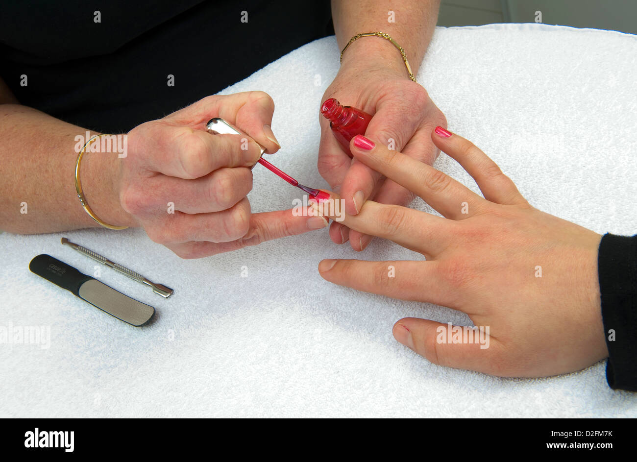 Eine Frau Fingernägel sind in einem Schönheitssalon poliert werden Stockfoto