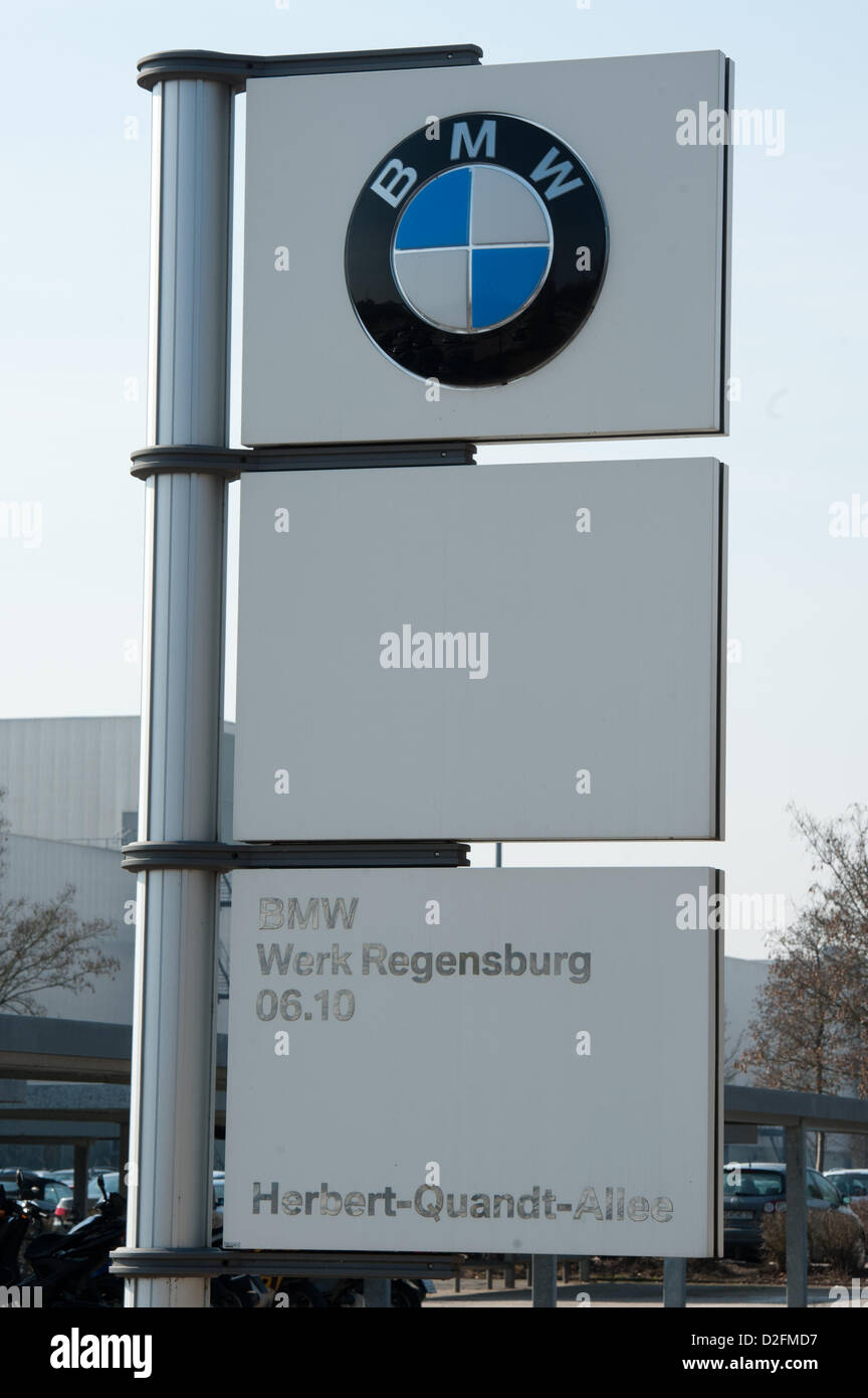 Das Zeichen des BMW-Werkes in Regensburg, 7. März 2012. Durch einen Umsatzrekord im Jahr 2011, der Gewinn der bayerischen Automobilhersteller auch rised in unbekannte Höhen. Stockfoto