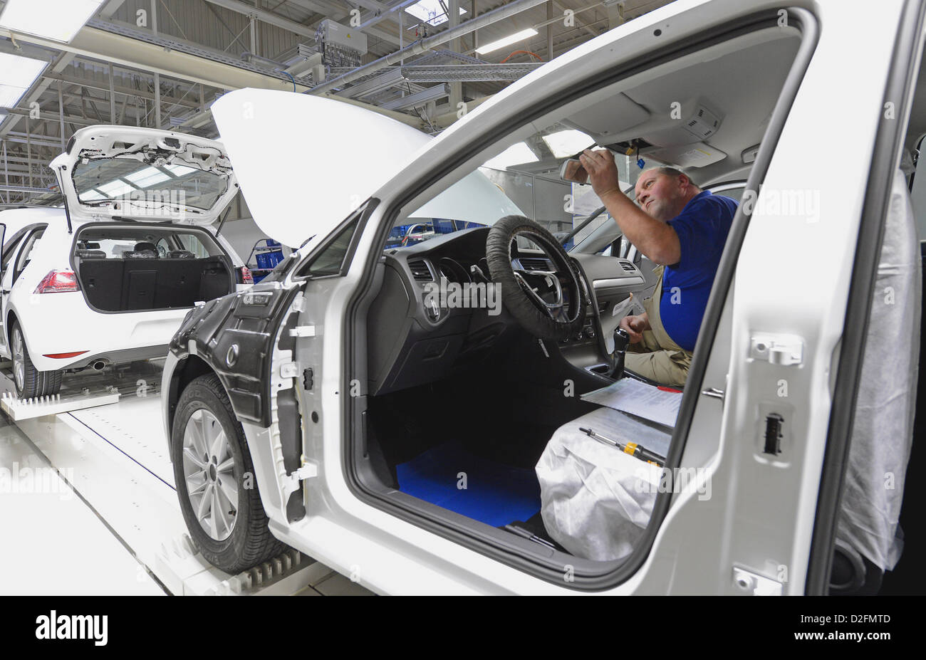 Ein Mitarbeiter Von Volkswagen Sachsen Ist Der Spiegel Der Hinteren Ansicht Des Neuen Golf 7 Am 9 November 12 Im Werk Zwickau Inspektion Stockfotografie Alamy