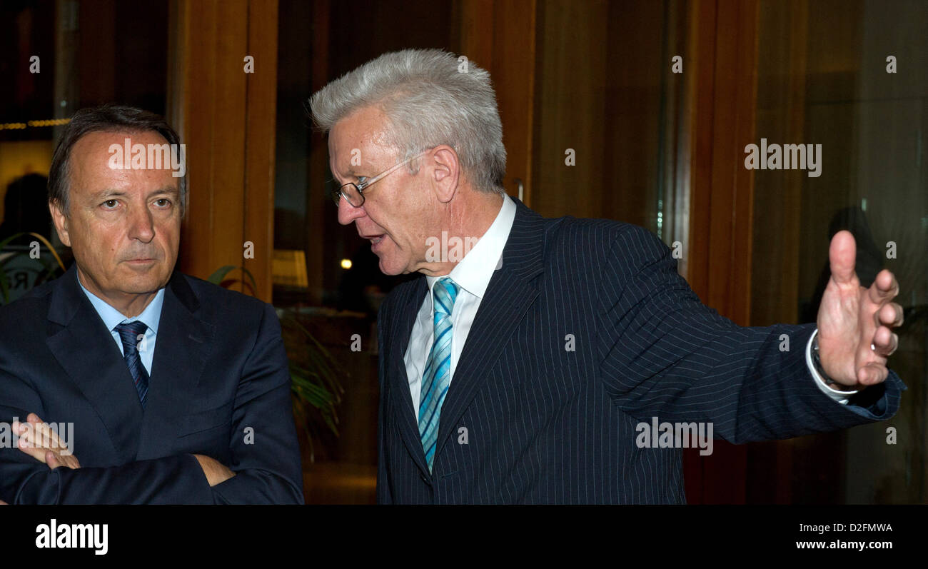 Präsident des Deutschen Bundesrates und Premier of Baden-Wuerttemburg Winfried Kretschmann (R) und Präsident des französischen Senats Jean-Pierre Bel reden im Rahmen eines Empfangs in der ständigen Vertretung des Landes Baden-Württemberg in Berlin, Deutschland, 22. Januar 2013. Feierlichkeiten statt zum 50. Jahrestag der Unterzeichnung des Elysée-Vertrags am 22. Januar 1963. Foto: SOEREN STACHE Stockfoto