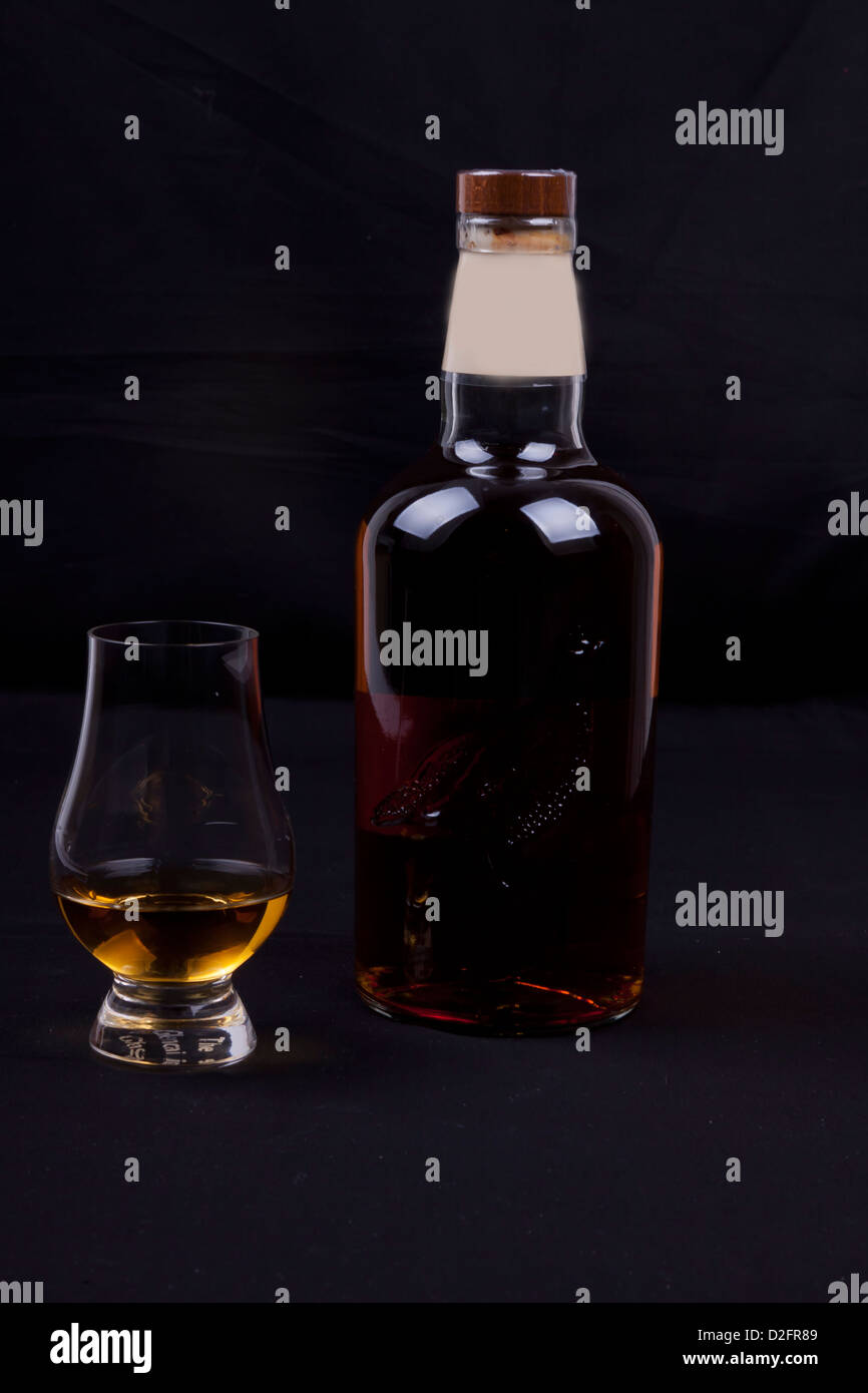 Glas und Bottel des Whiskys auf schwarzem Hintergrund Stockfoto