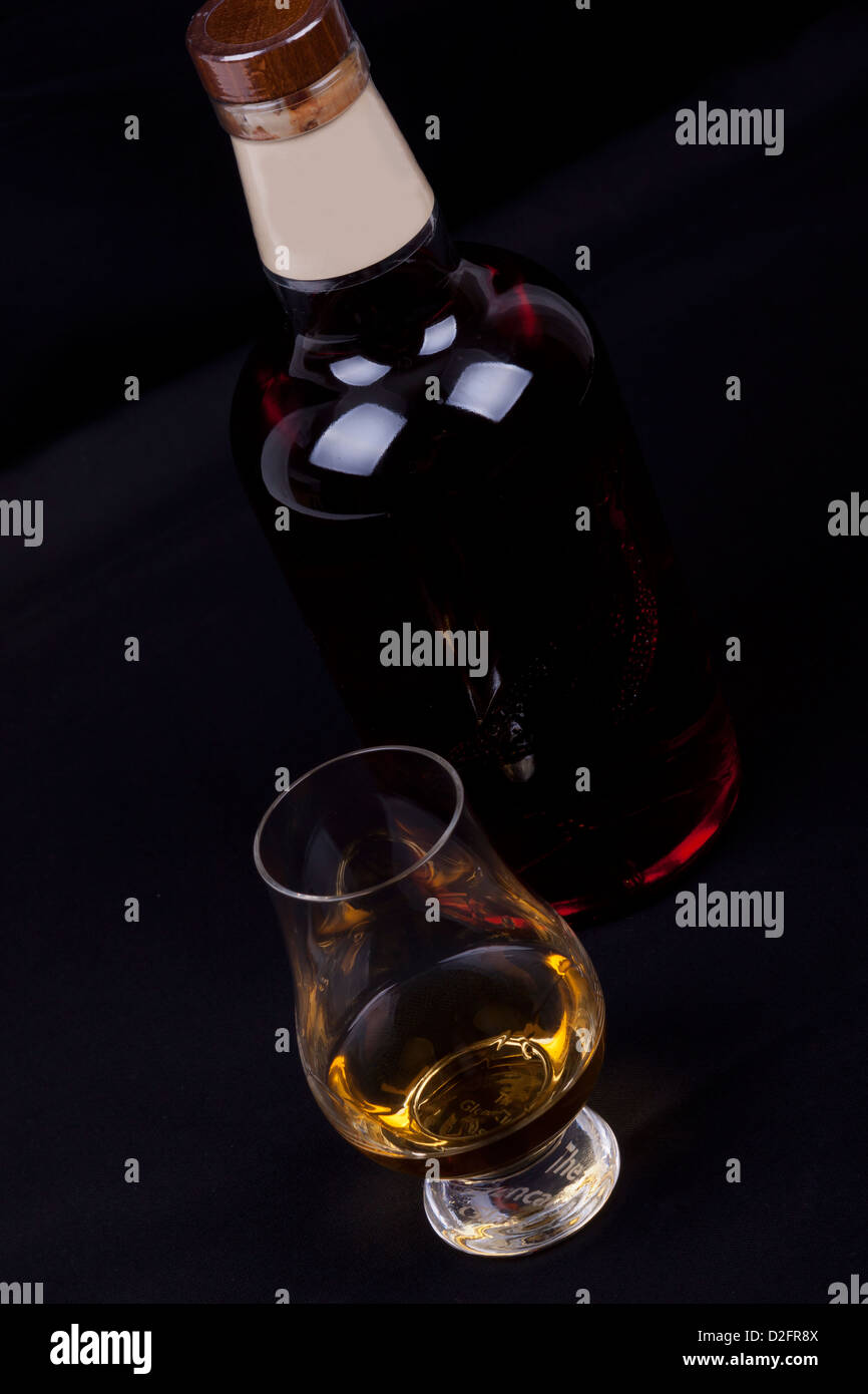 Glas und Bottel des Whiskys auf schwarzem Hintergrund Stockfoto
