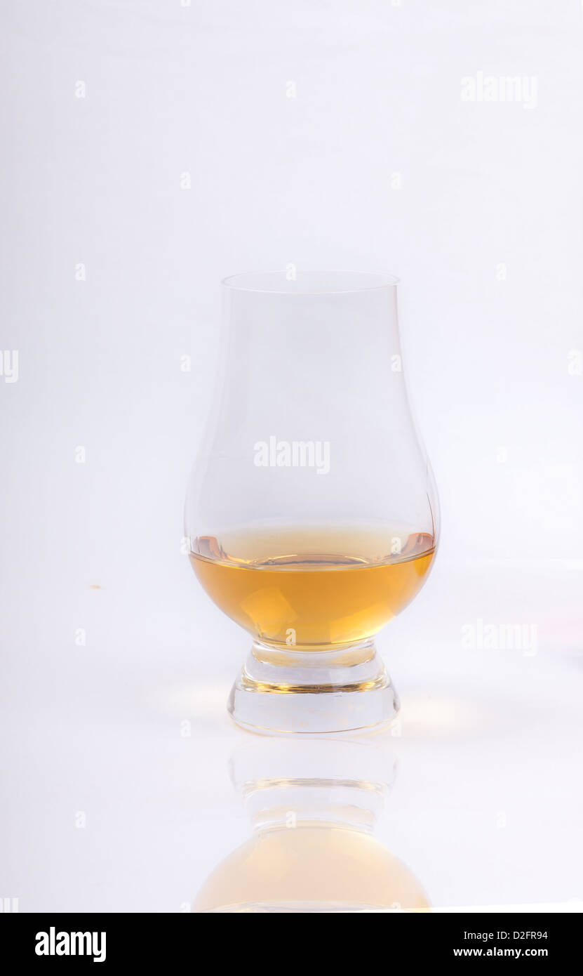 Glas Whisky auf weißem Hintergrund Stockfoto