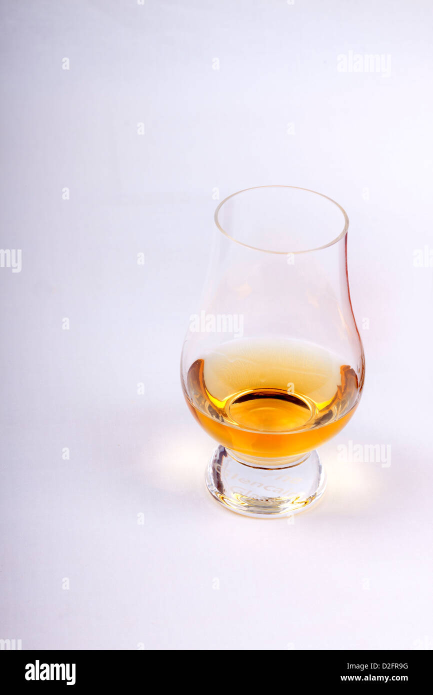 Glas Whisky auf weißem Hintergrund Stockfoto