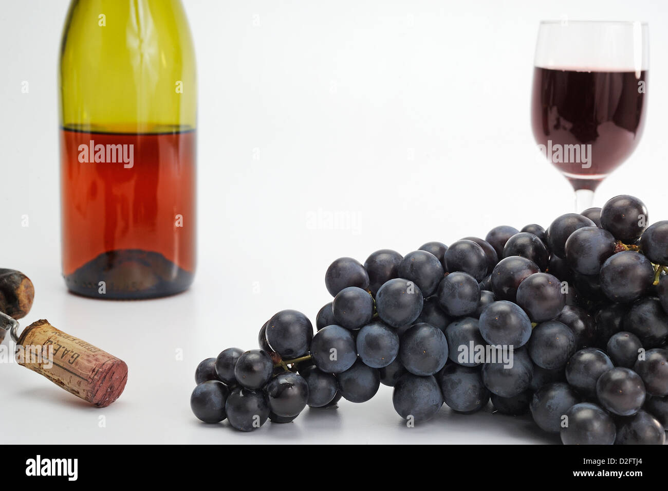 Schwarzen Trauben, Flasche Rotwein, Kork und Glas, Studio gedreht Stockfoto