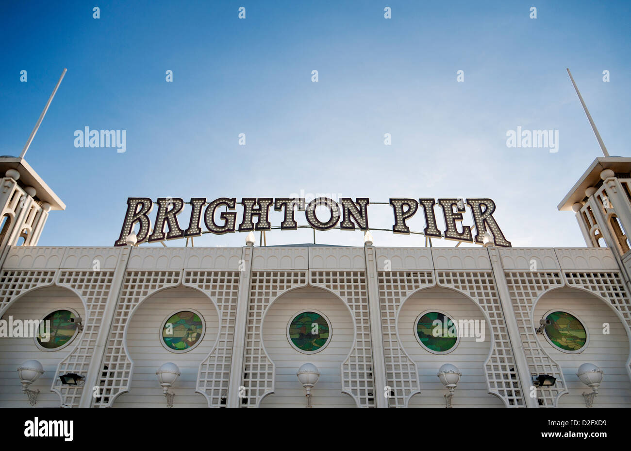 Brighton Pier Schild über dem Eingang zum Brighton Pier Palast, Sussex, England, UK Stockfoto