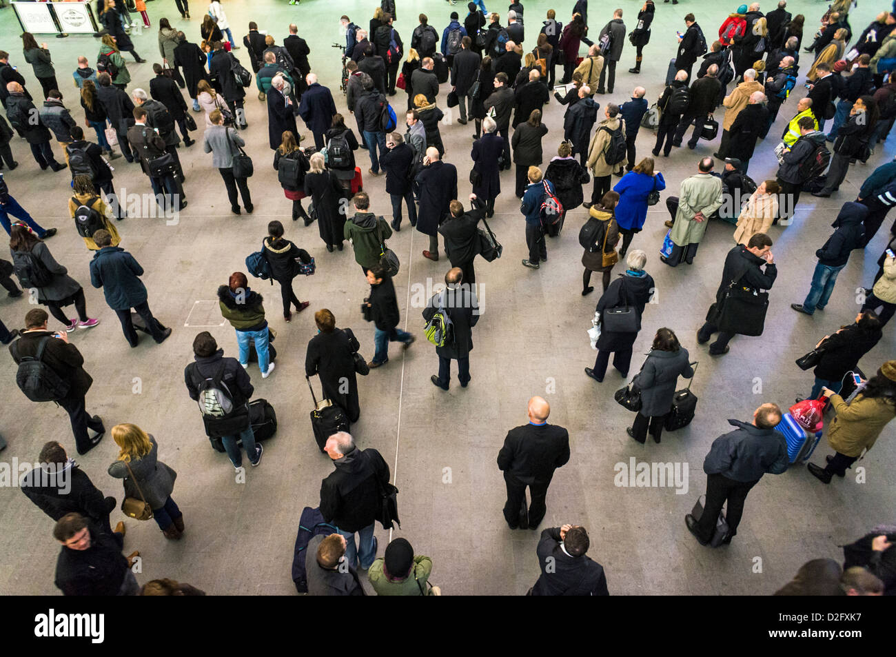 Masse der Leute Pendler warten auf Züge im Kings Cross, London, UK - von oben Stockfoto