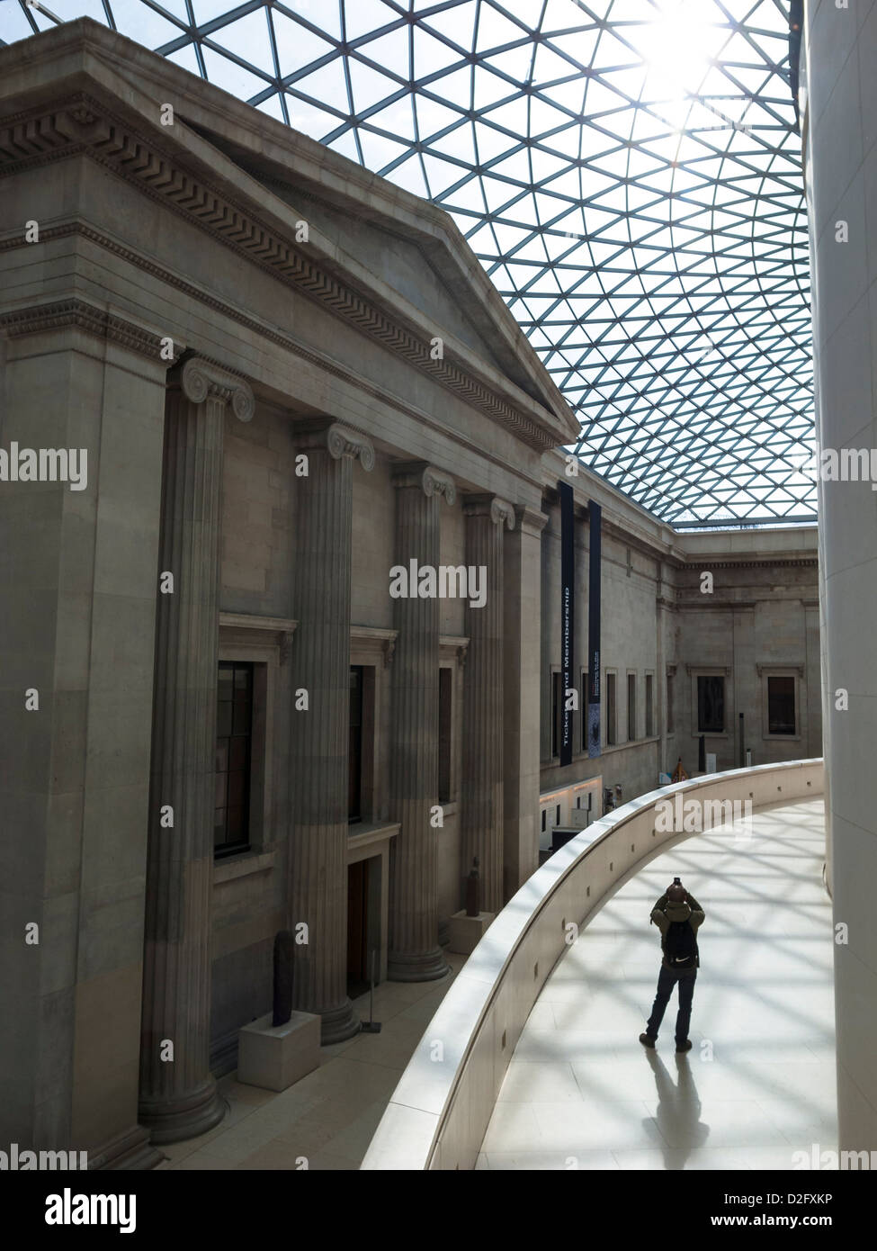 ein Fotograf im britischen Museum an einem sonnigen Tag Stockfoto
