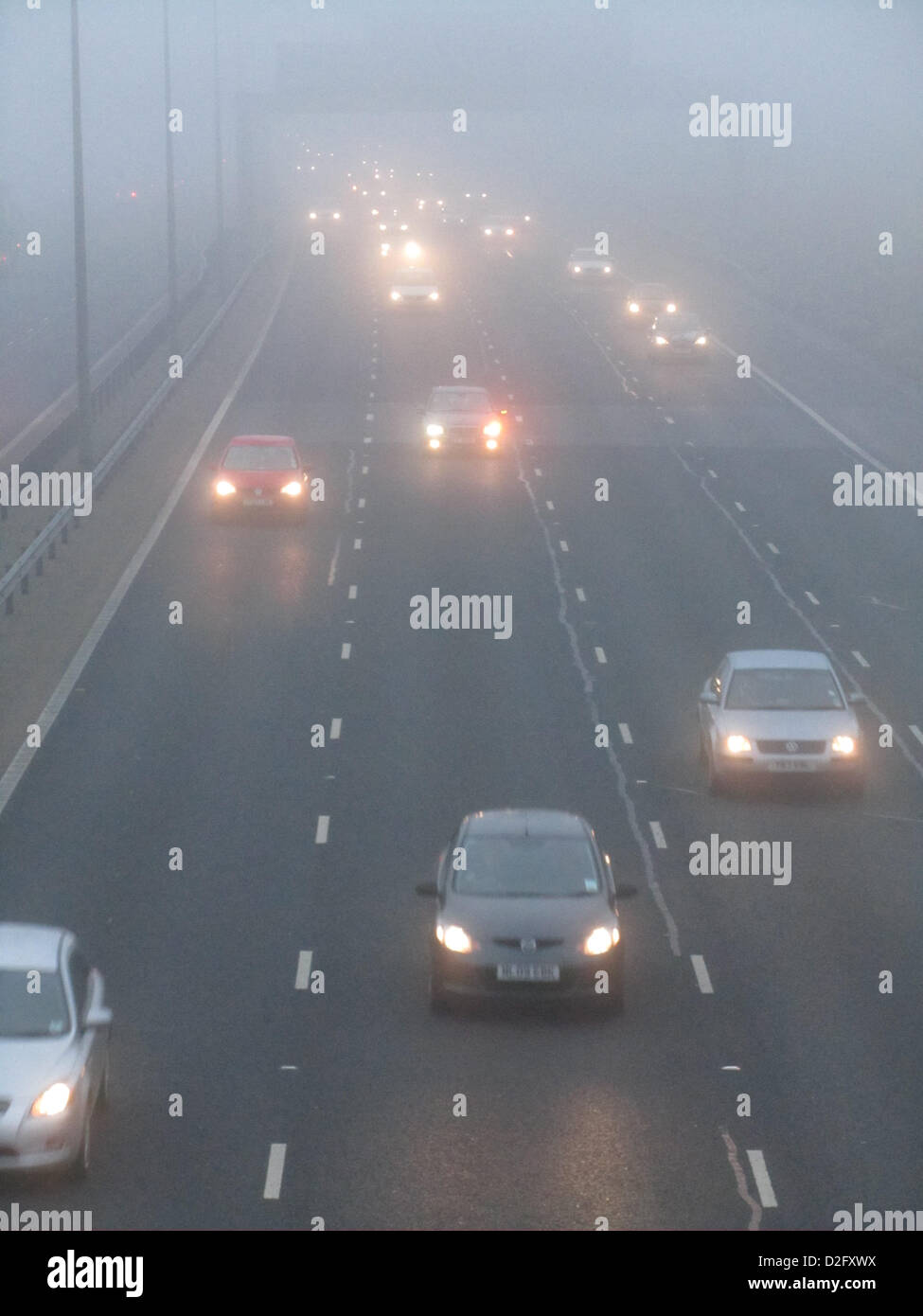 Autos fahren bei schlechten Sichtverhältnissen Nebel. Transport, Netzwerk, Handel, Stockfoto