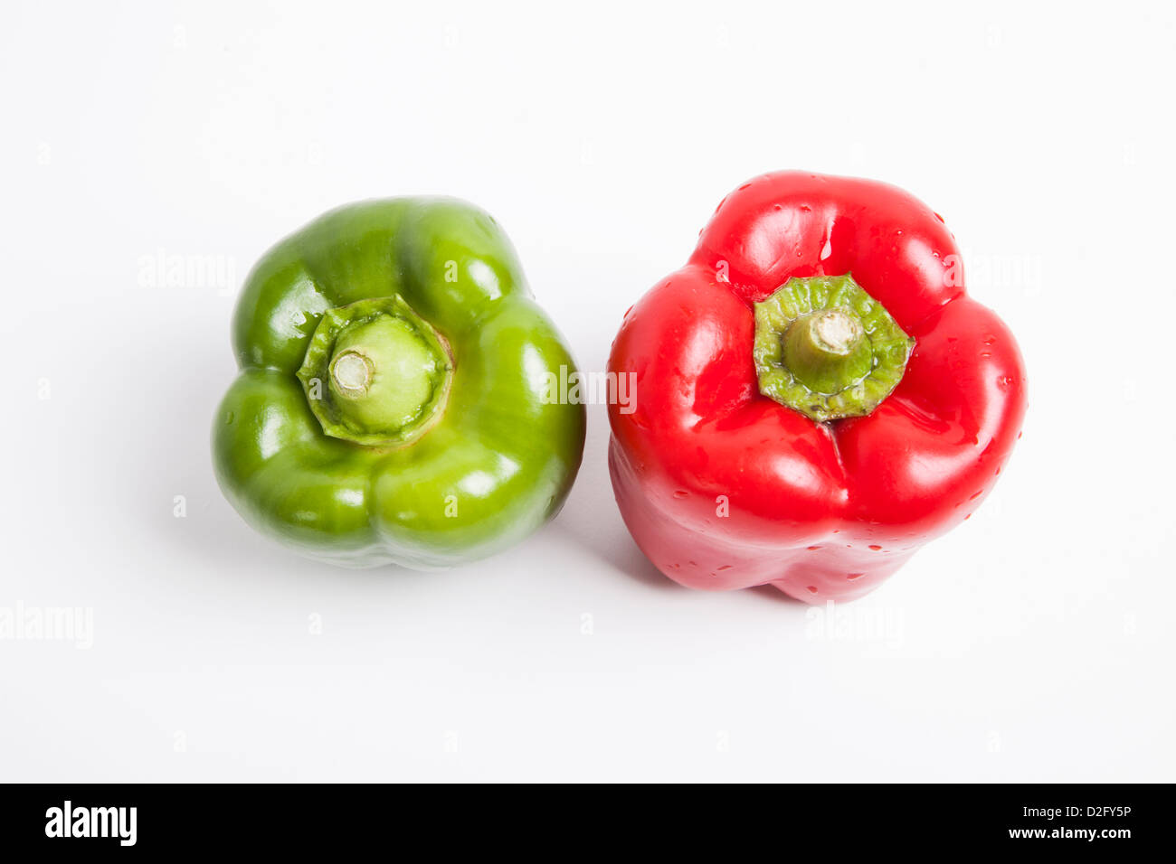 Draufsicht der rote und grüne frische Paprika auf weißem Hintergrund Stockfoto