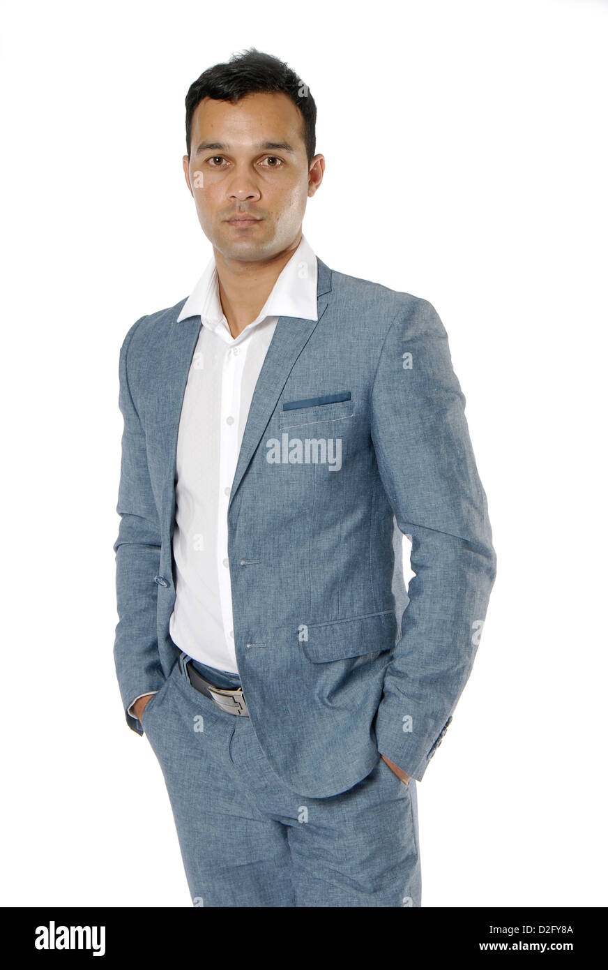 Mann im Anzug mit Händen in Anzug Tasche Kamera blickt. Lässig gekleidet mit offenen Hals weißen Hemd. Stockfoto