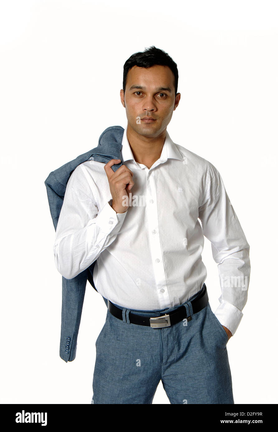 Mann in weißen Hals t-Shirt, Jacke über Schulter, Blick in die Kamera zu halten. Stockfoto