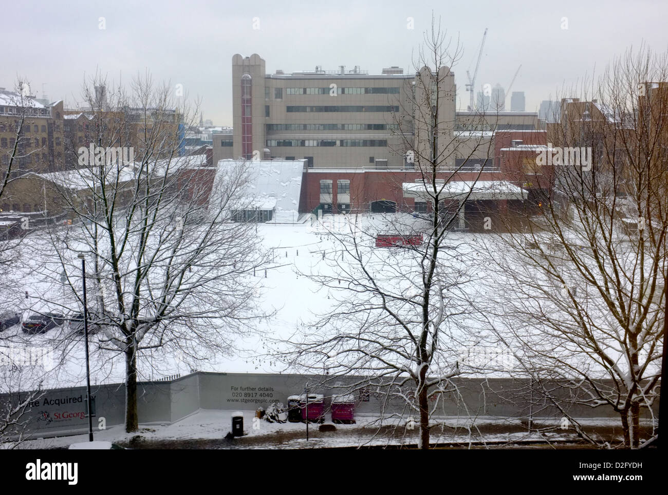 Das verlassene und einsame News International Gebäude liegt ruhig und ungestört seit die Papiere ausgezogen Schnee Stockfoto