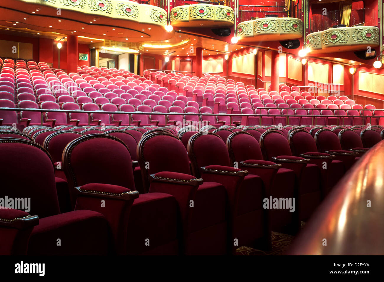 Im Theater von der Cunard-Liner, Queen Victoria, Rückblick auf die Sitzreihen in der Aula Stockfoto