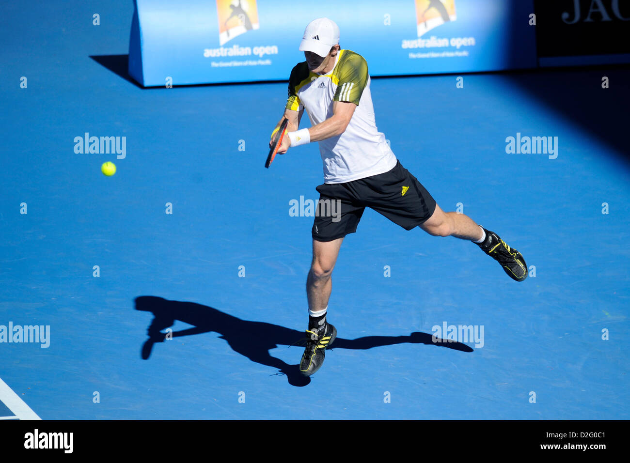 Melbourne, Australien. 23. Januar 2013.  Andy Murray aus Großbritannien kehrt ein Schuss in seinem Spiel am Tag zehn der Australian Open aus Melbourne Park. Stockfoto