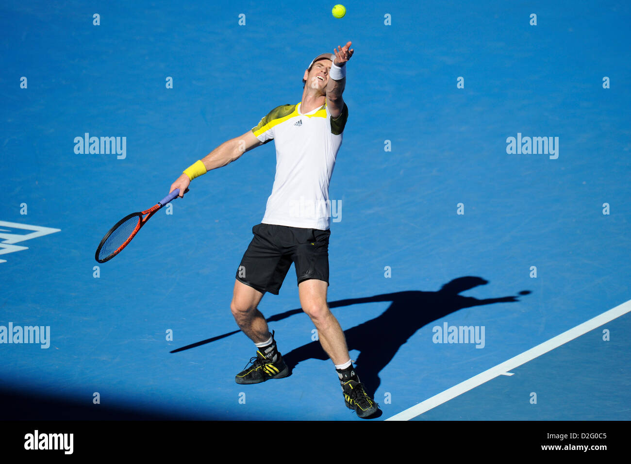 Melbourne, Australien. 23. Januar 2013.  Andy Murray aus Großbritannien bereitet sich in seinem Match am Tag 10 der Australian Open aus Melbourne Park dienen. Stockfoto
