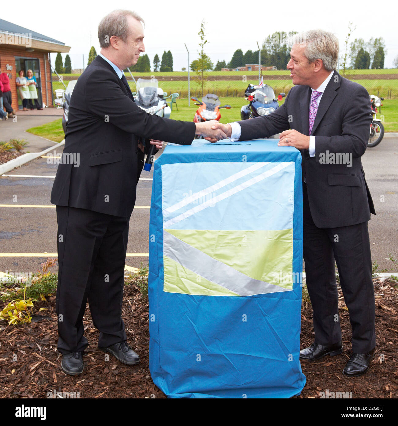 MP John Bercow (R) & Kenneth Bannerman (L), DG Flugplätze von Großbritannien Conservation Trust, enthüllen ein Gedenkstein im Westcott Stockfoto